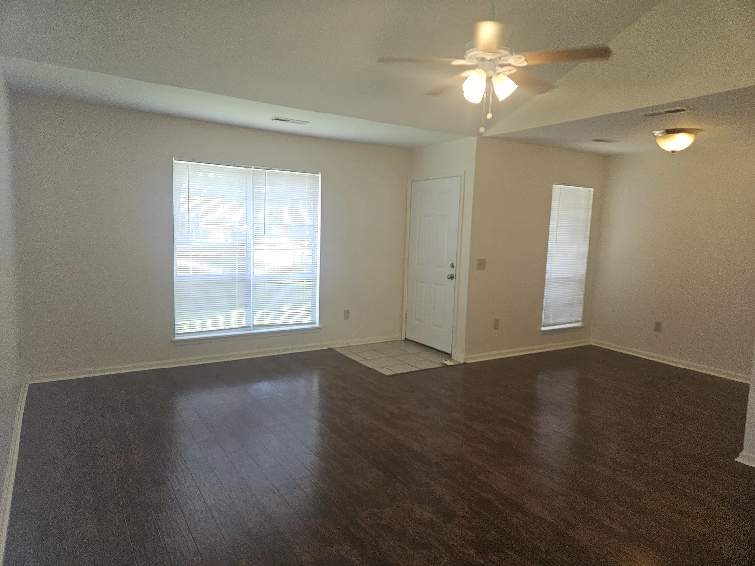3 bed, 1142 sqft, $2,095 — Photo 3