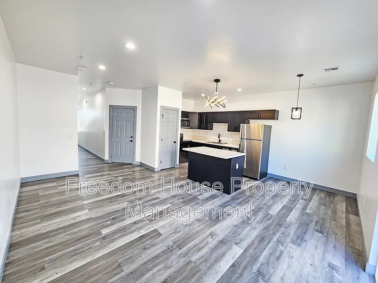384 Erin St — Photo 7