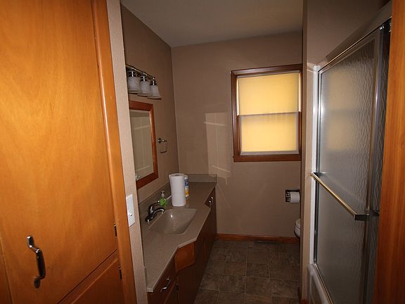 5th image of 215 Circle Dr
