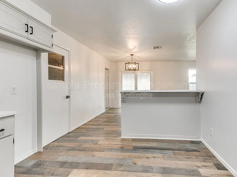 2401 Fedderson Dr — Photo 14