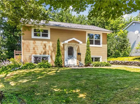 5 Lilac Cres, Fredericton, NB E3A 2G7