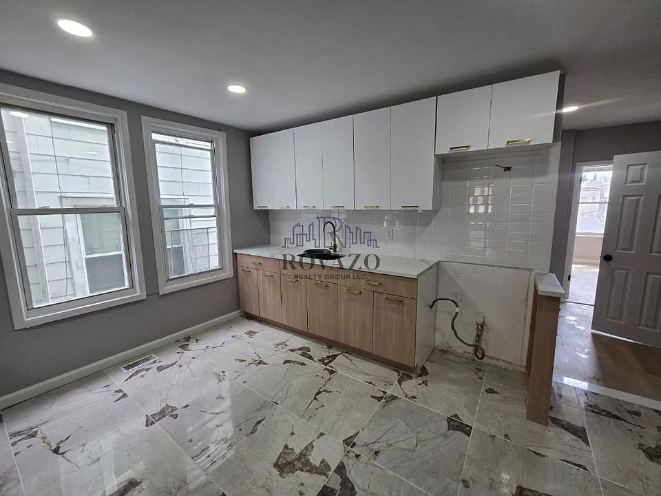 1st image of 440 Jelliff Ave APT 1