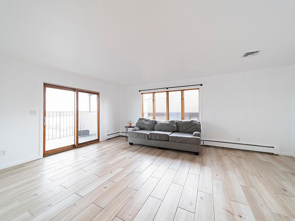 Large livingroom with lots of natural light