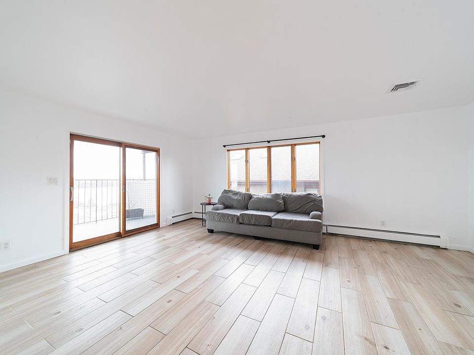Large livingroom with lots of natural light