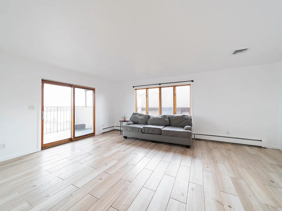 Large livingroom with lots of natural light