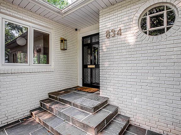 5th image of 834 Austin Ln