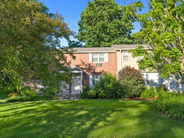 61 Village Green Dr #61, North Andover, MA 01845