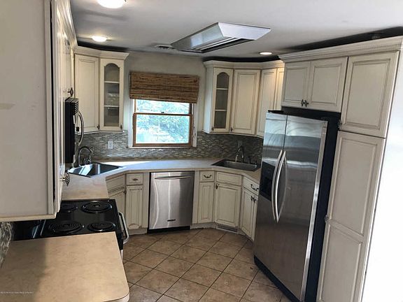 4th image of 207 Carol St