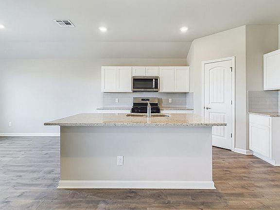 3rd image of 118 Bur Oak Dr
