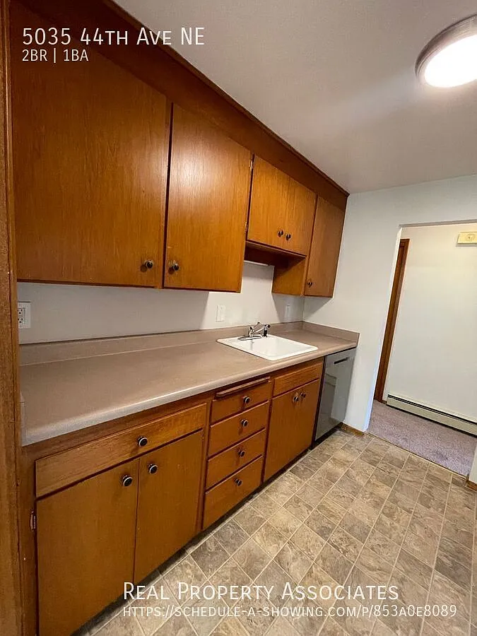 Spacious 2 bed 1 bath with parking and patio area — Photo 3