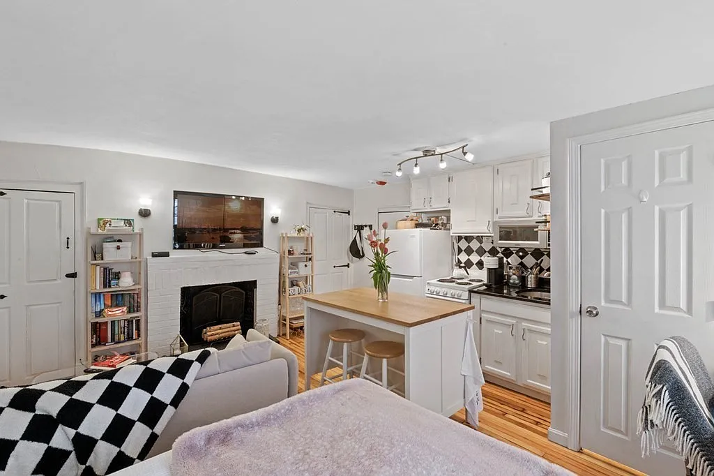 Studio, 294 sqft, $2,600 — Photo 4