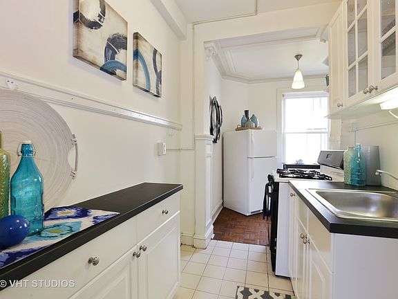4th image of 3602 N Pine Grove Ave APT 3D