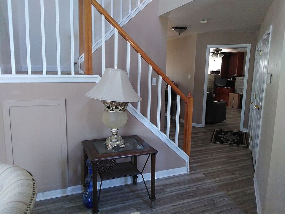Foyer entering front dr