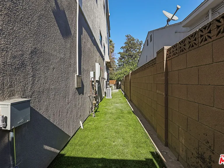 11010 Hortense St #1/4 — Photo 12