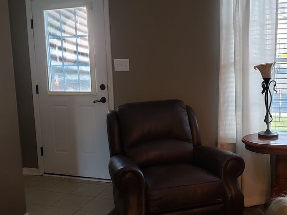 4th image of 142 Old Tavern Cir