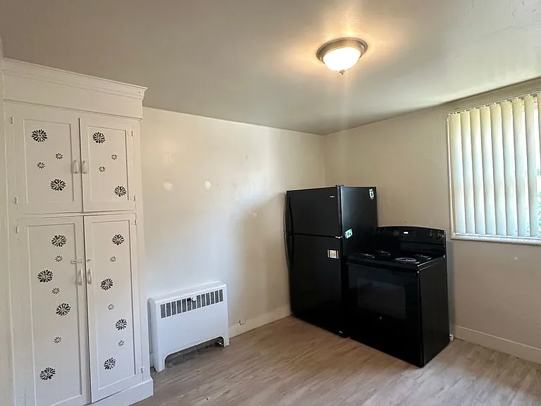 556 23rd St — Photo 3