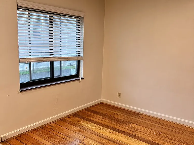 2923 Victoria Avenue — Photo 6