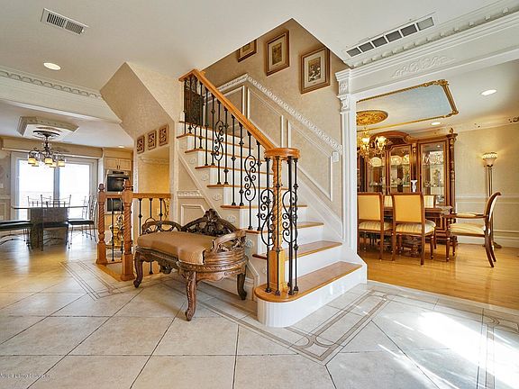 4th image of 129 Camden Ave
