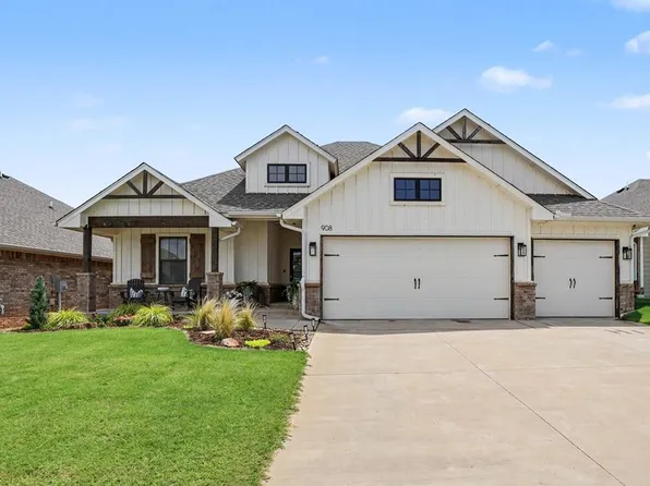 908 SE 30th St, Moore, OK 73160