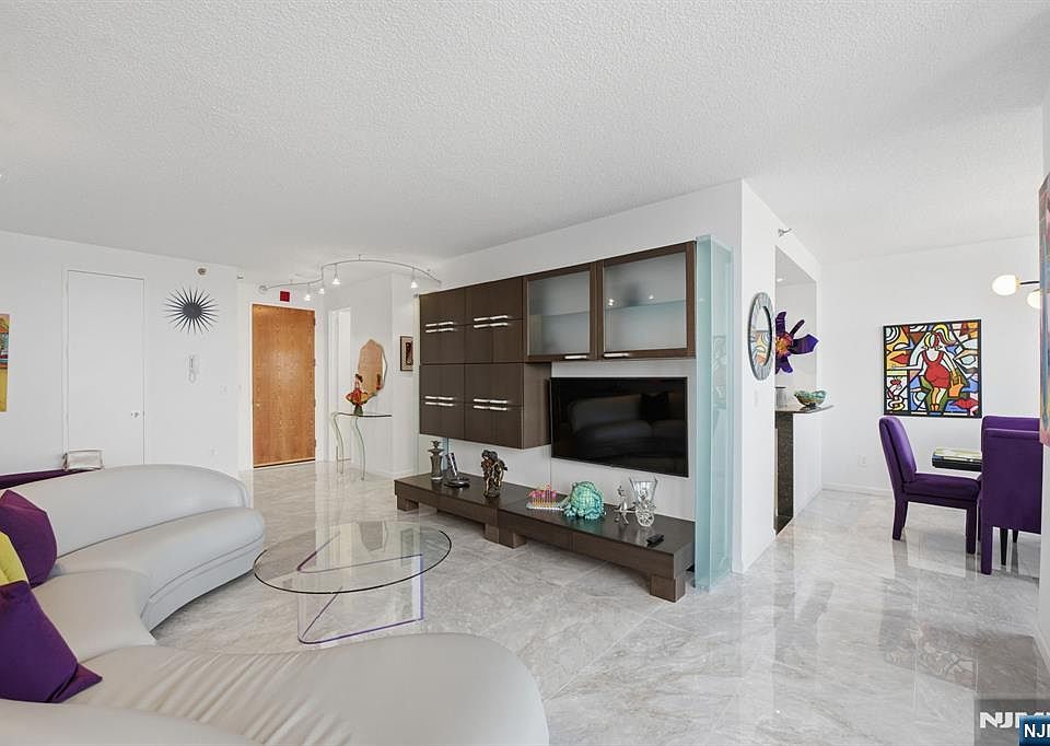 1st image of 100 Carlyle Dr APT 6M