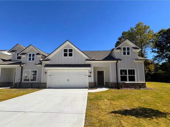 73 Village Ct #8, Cleveland, GA 30528