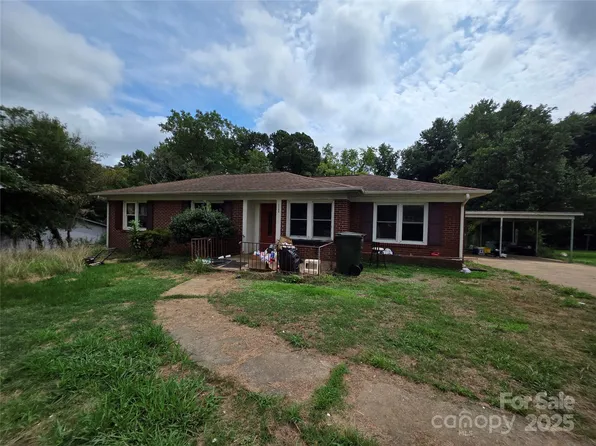 2266 9th Avenue Dr NE, Hickory, NC 28601