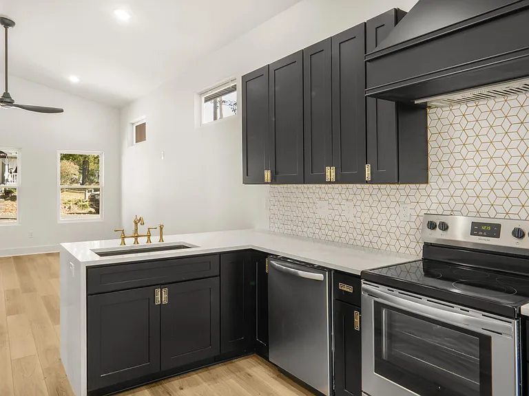 571 Buford St NW — Photo 9