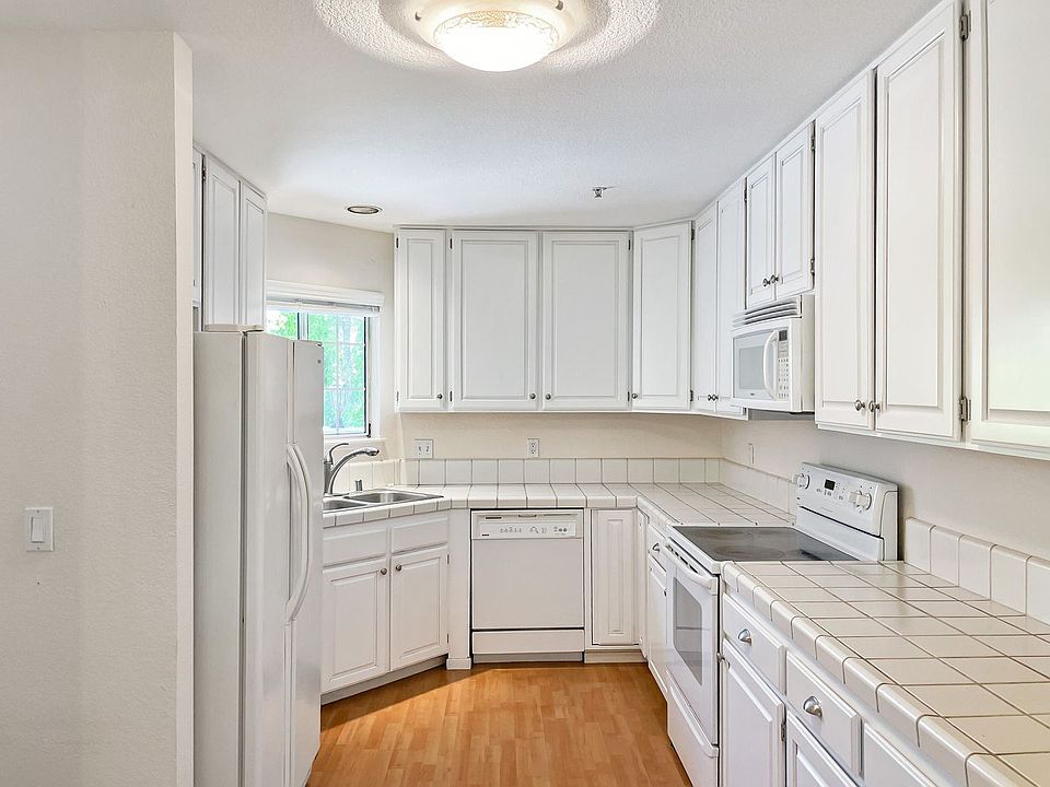 1st image of 19 Little Creek Ln
