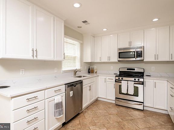 2nd image of 13 Carriage House Alexandria Vl