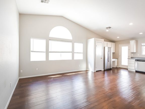5th image of 438 River Glider Ave