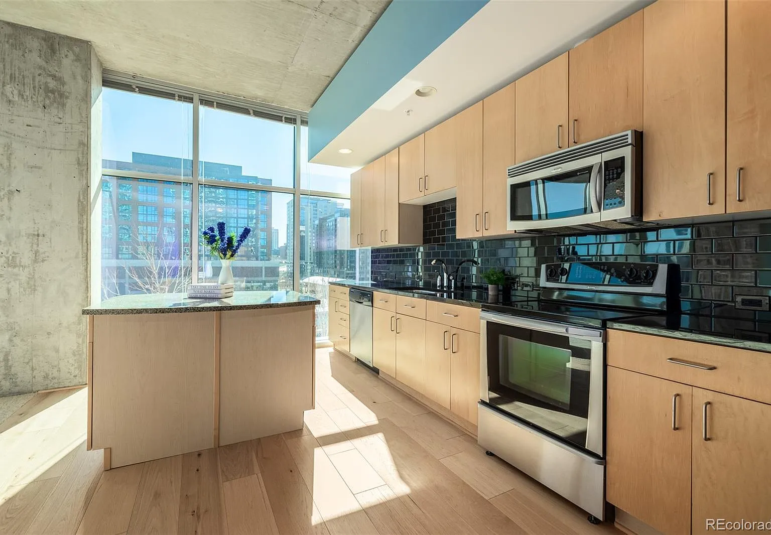 1 bed, 1.0 bath, 758 sqft, $2,200 — Photo 3