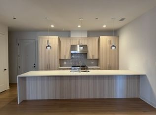 1356 W Chestnut St #203, Chicago, IL 60642