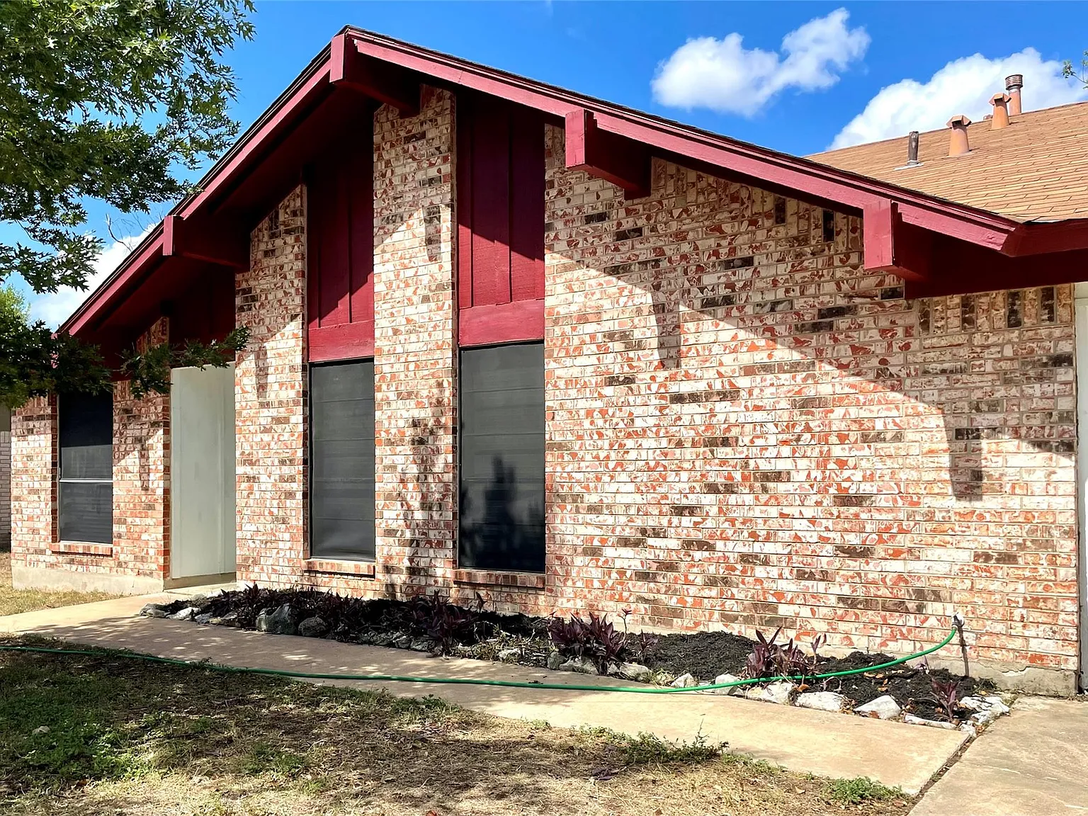 3 bed, 2.0 bath, 1244 sqft, $1,900 — Photo 3