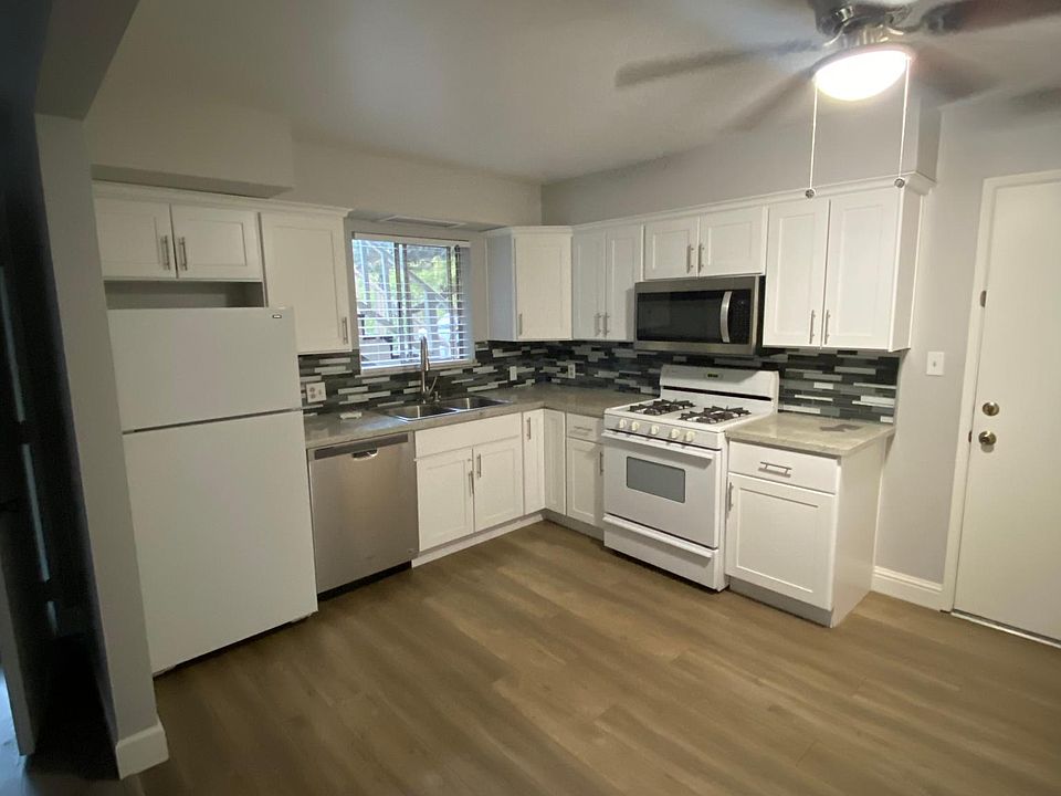 Kitchen- recent remodel with new appliances, floor, granite counter tops, and cabinets