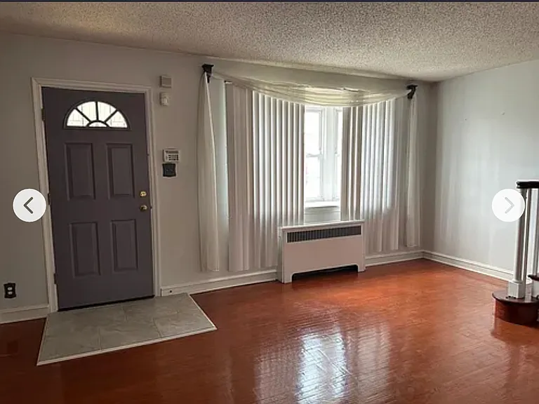 Large St — Photo 2