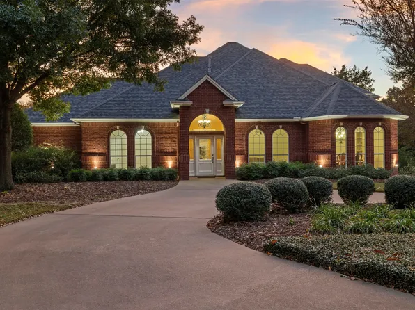 209 Creekwood Dr, Mansfield, TX 76063