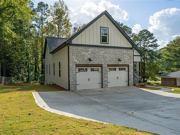 2nd image of 646 Shannon Dr NE