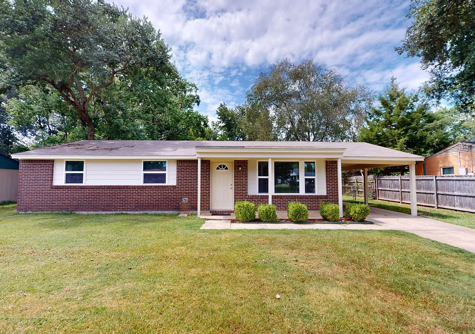 Newly updated 3/1.5 bath located in Camellia Estates — Photo 1