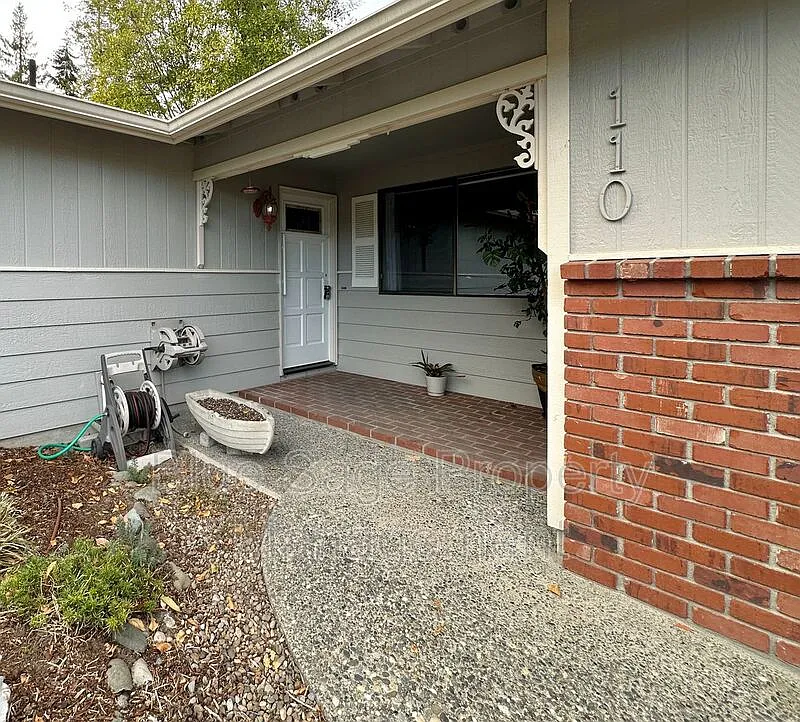 3 bed, 2.0 bath, 1399 sqft, $2,200 — Photo 2
