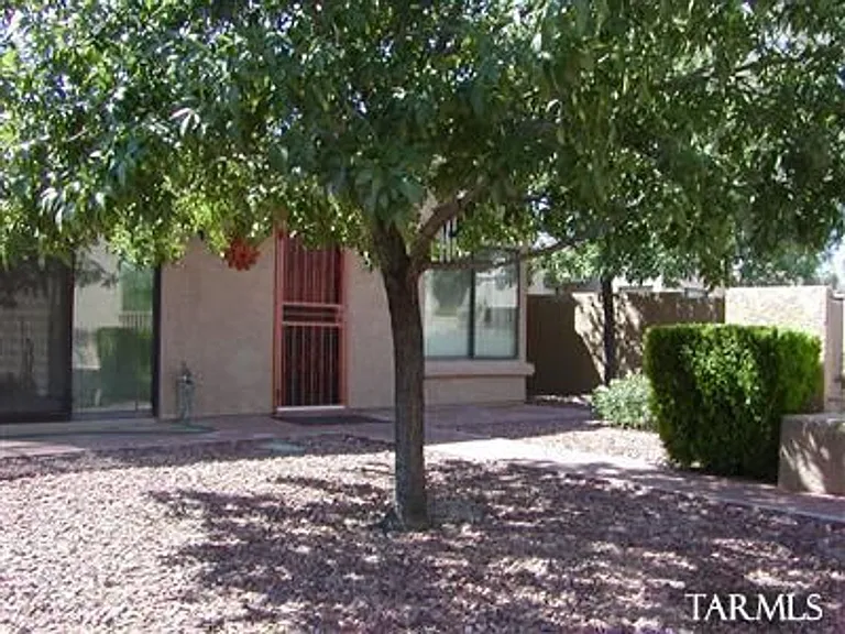4478 E Kleindale Rd — Photo 2