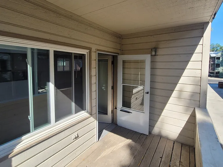middle floor balcony