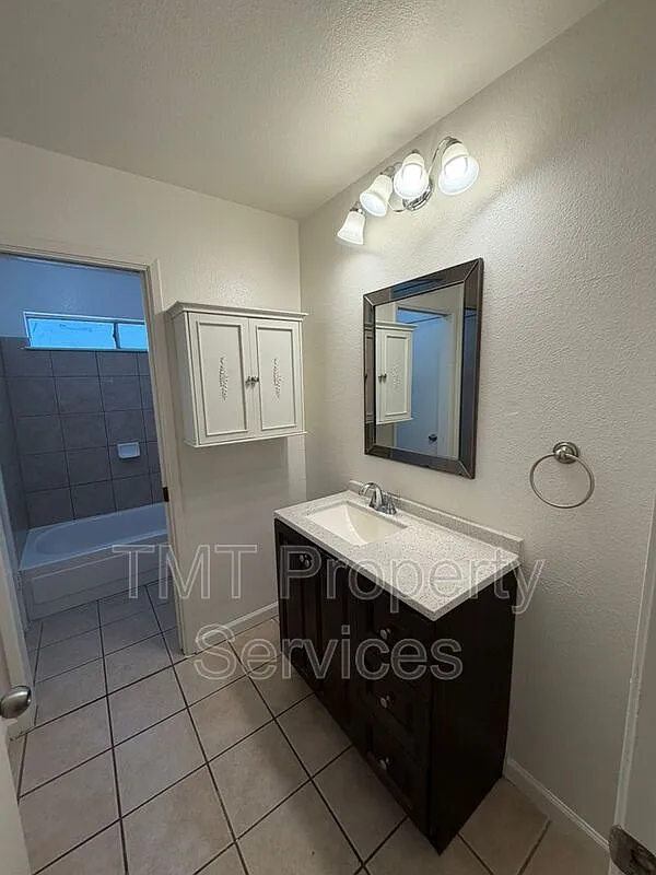 2 bed, 1.0 bath, 906 sqft, $1,600 — Photo 3