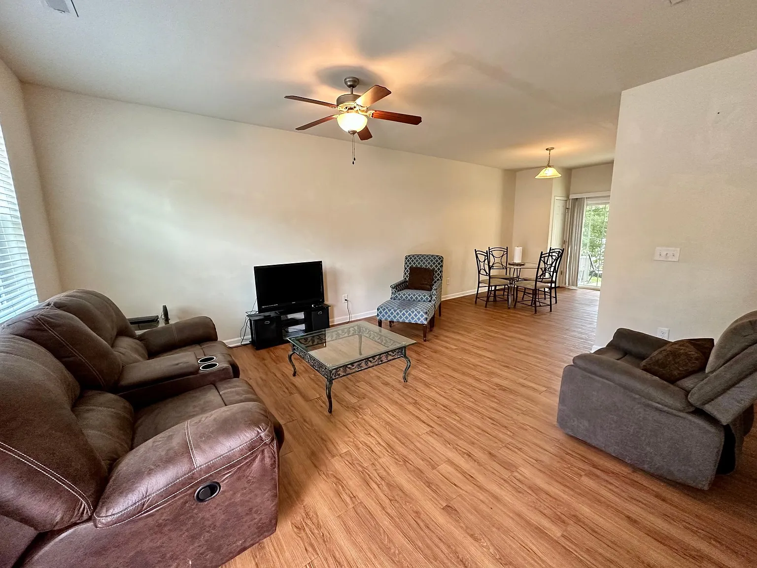3 bed, 3.5 bath, 1472 sqft, $980 — Photo 2