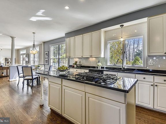 3rd image of 7154 Woodland Dr