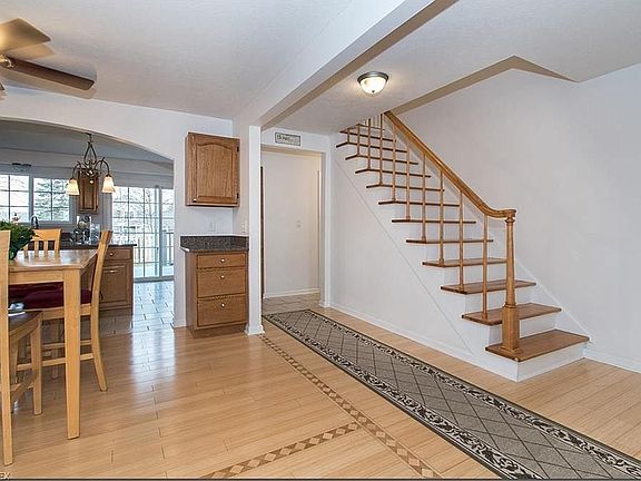 5th image of 15 E Summit St