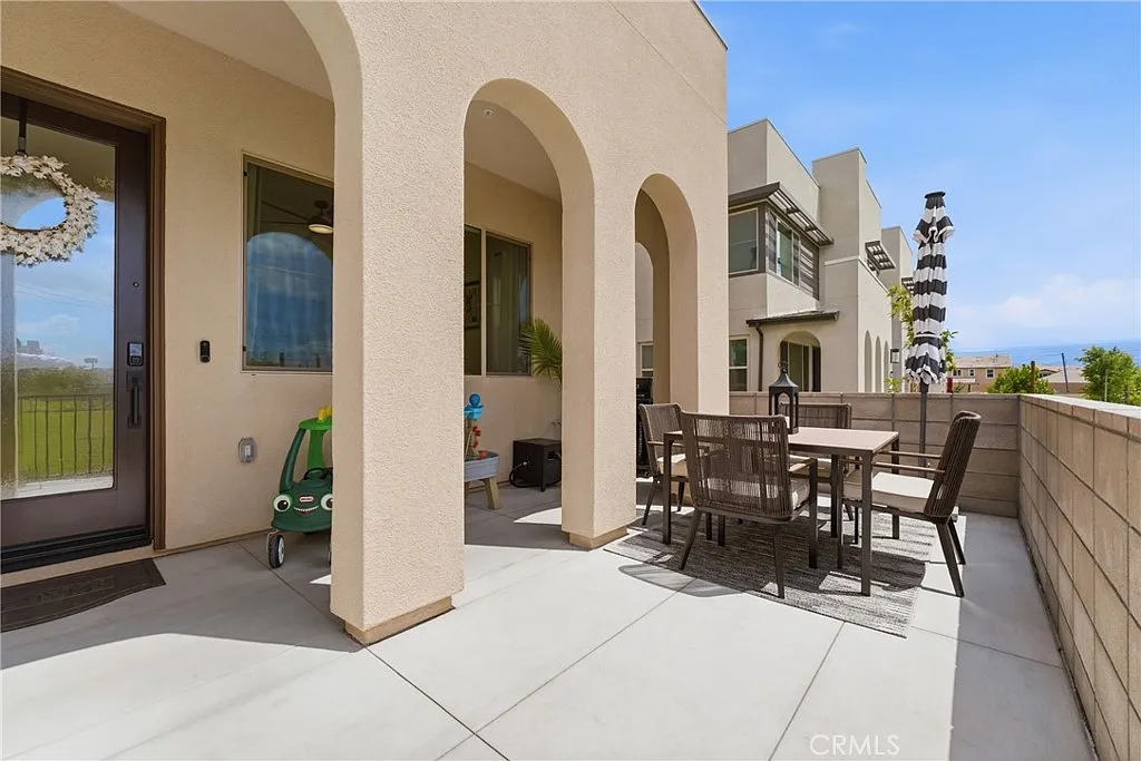 3 bed, 3.0 bath, 1610 sqft, $4,000 — Photo 3