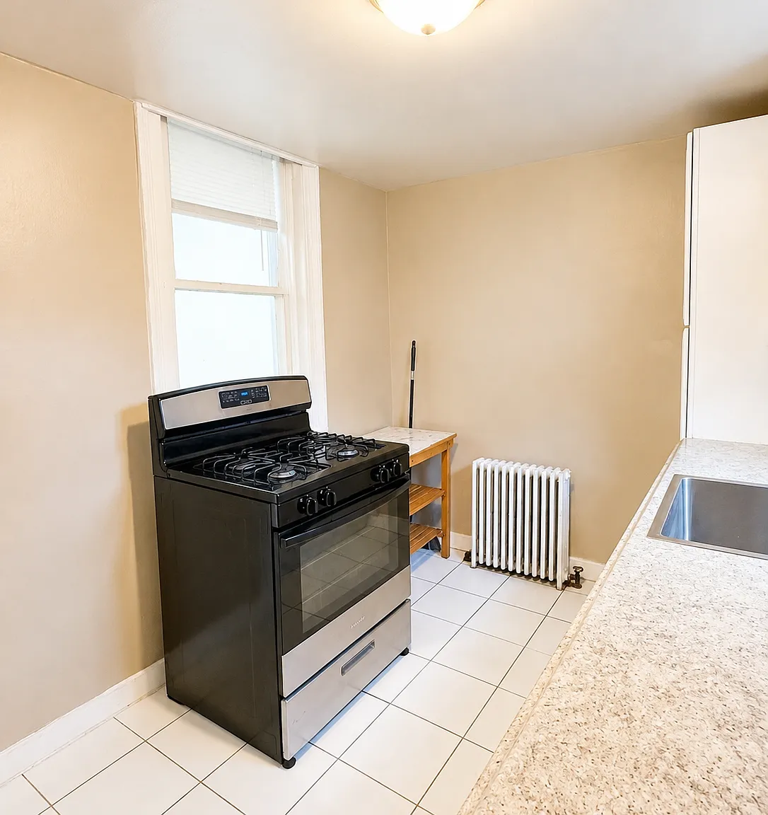 3 bed, 1320 sqft, $1,900 — Photo 4