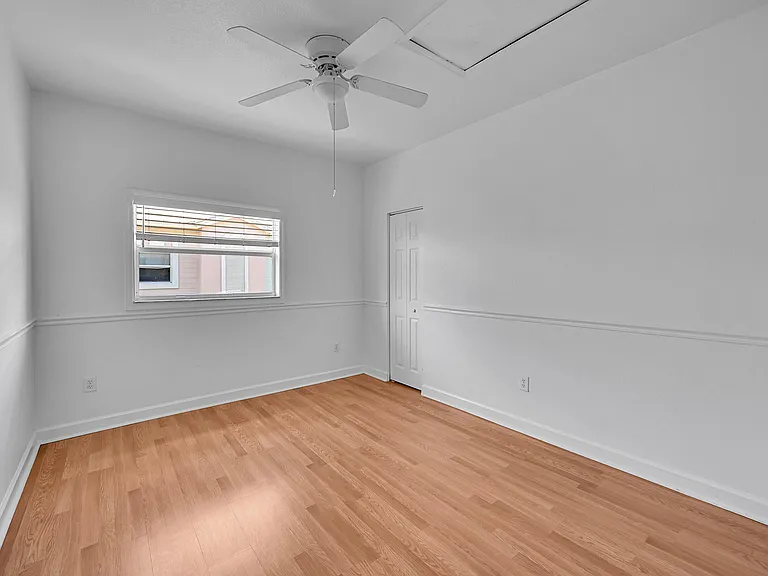 453 NE 1st St — Photo 37