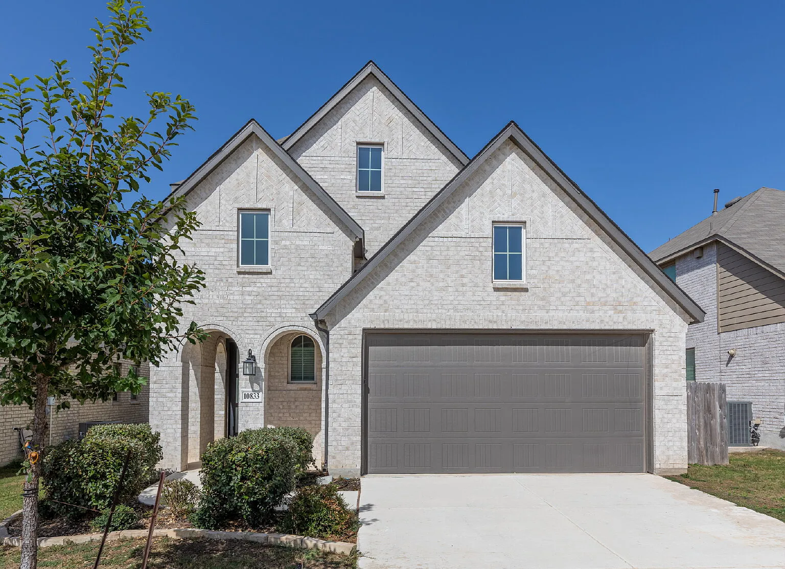 4 bed, 2.5 bath, 2340 sqft, $2,700 — Photo 1