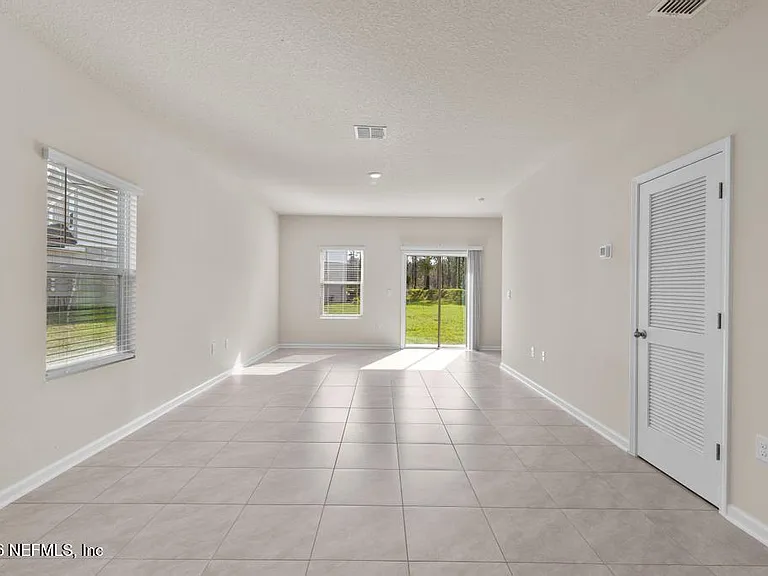 21 Temple Dr — Photo 13